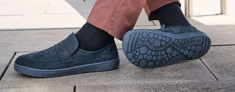 Bequeme Herrenschuhe für Senioren: Mann trägt leichte, ergonomische Schuhe mit rutschfester Sohle im Alltag.